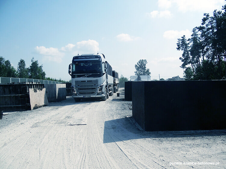 Transport szamb betonowych  w Gniewie